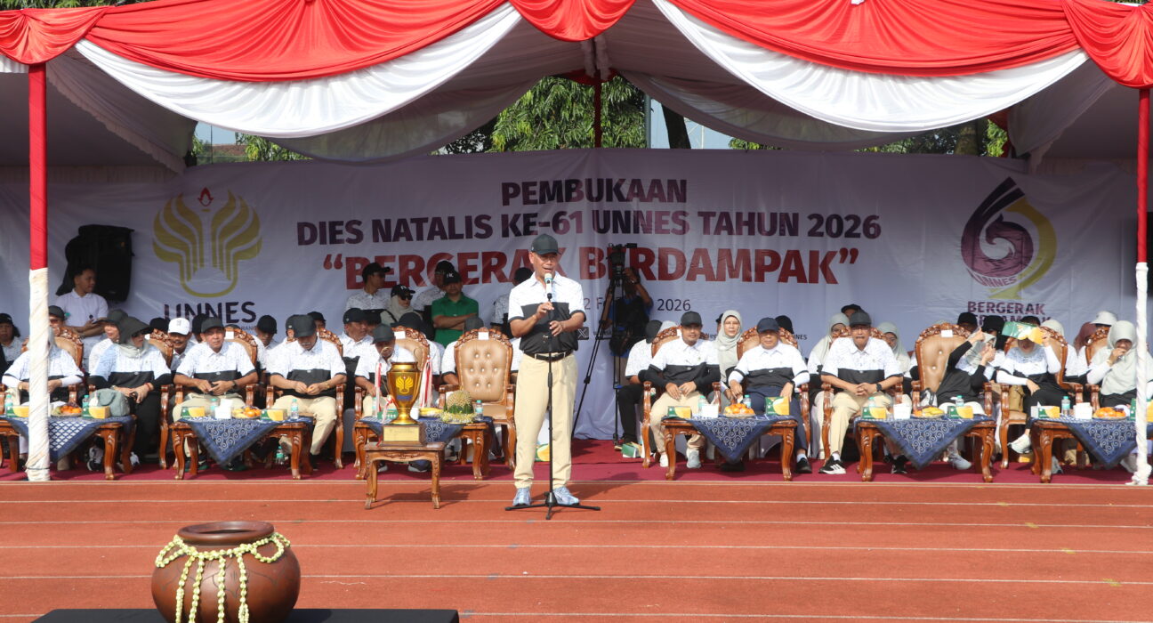 Rektor Unnes saat menyampaikan sambutan di Lapangan Prof. Dirham, Kamis (12/2) [Husain/BP2M]