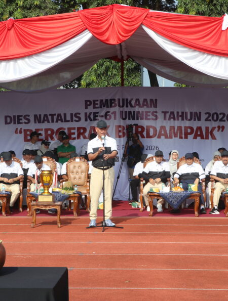 Rektor Unnes saat menyampaikan sambutan di Lapangan Prof. Dirham, Kamis (12/2) [Husain/BP2M]