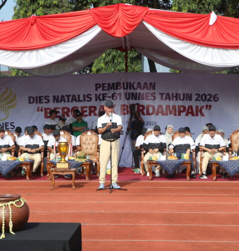 Rektor Unnes saat menyampaikan sambutan di Lapangan Prof. Dirham, Kamis (12/2) [Husain/BP2M]