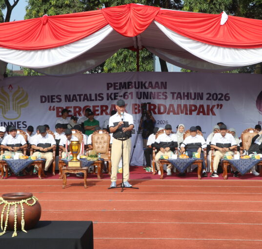 Rektor Unnes saat menyampaikan sambutan di Lapangan Prof. Dirham, Kamis (12/2) [Husain/BP2M]