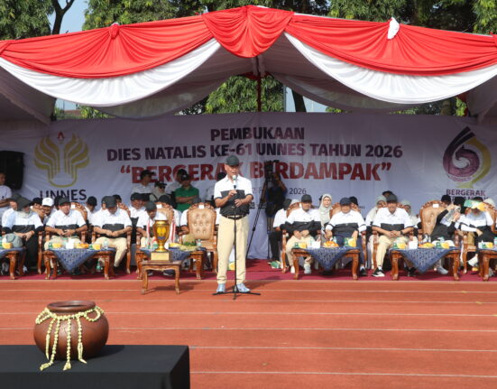 Rektor Unnes saat menyampaikan sambutan di Lapangan Prof. Dirham, Kamis (12/2) [Husain/BP2M]