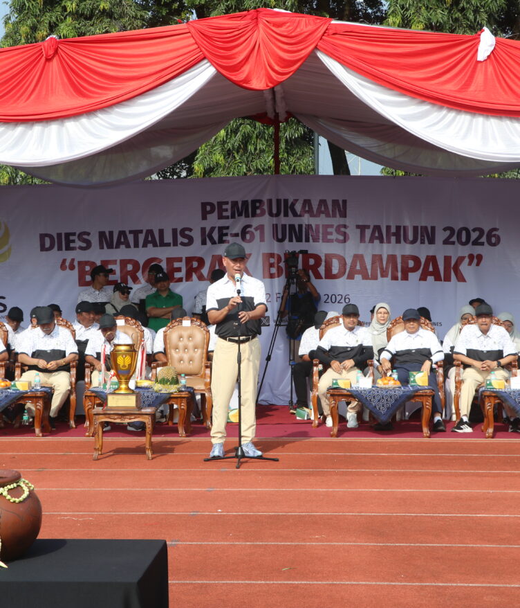 Rektor Unnes saat menyampaikan sambutan di Lapangan Prof. Dirham, Kamis (12/2) [Husain/BP2M]