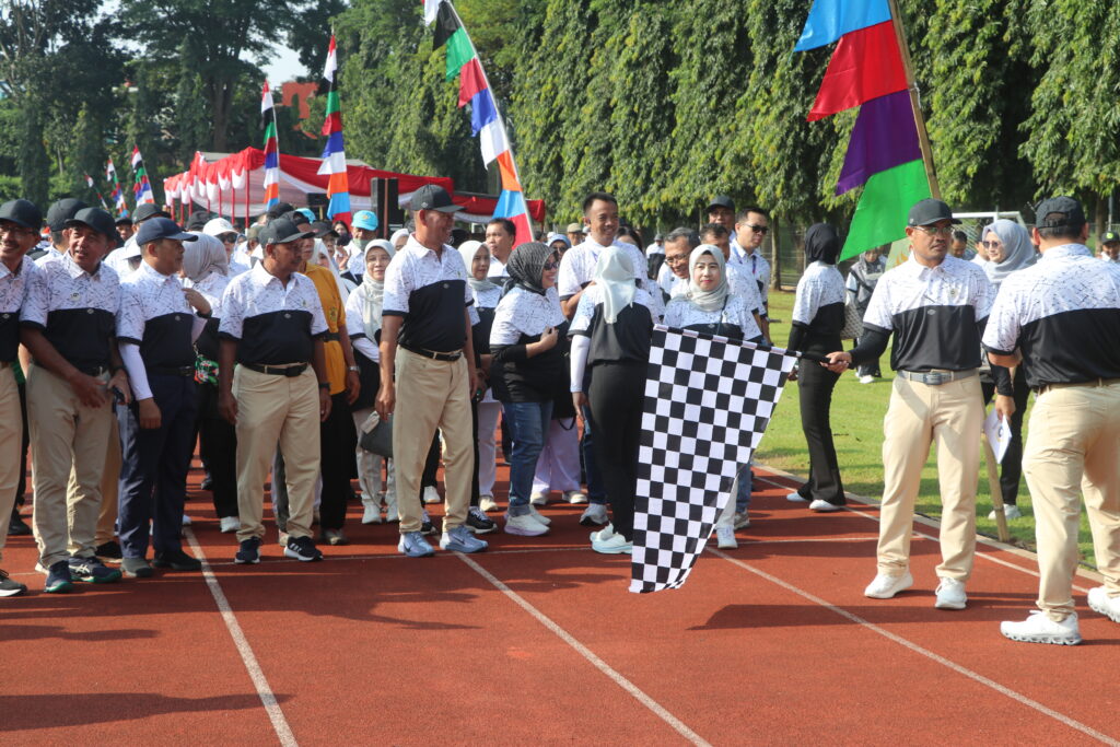 Pembukaan jalan sehat dipimpin oleh para rektor dan dekan Universitas Negeri Semarang, Kamis (12/02/26) [Husein/BP2M]
