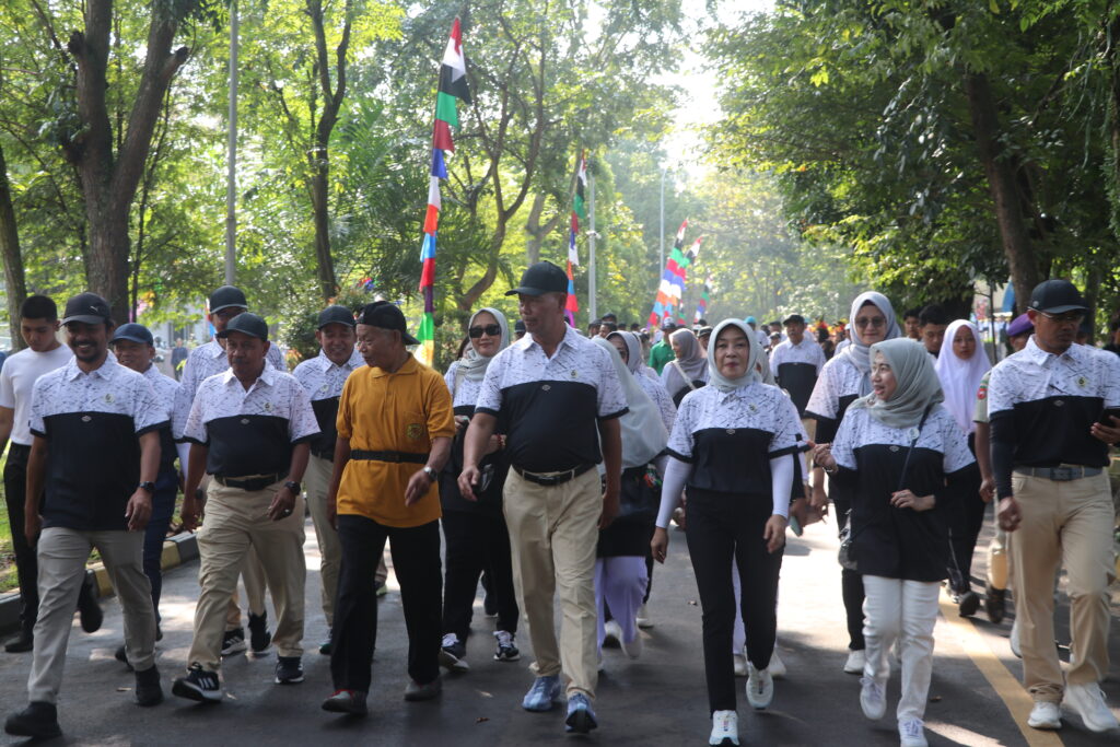 Rektor bersama para dekan dari berbagai fakultas turut memimpin jalan sehat, Kamis (12/02/26) [Haidar/BP2M]
