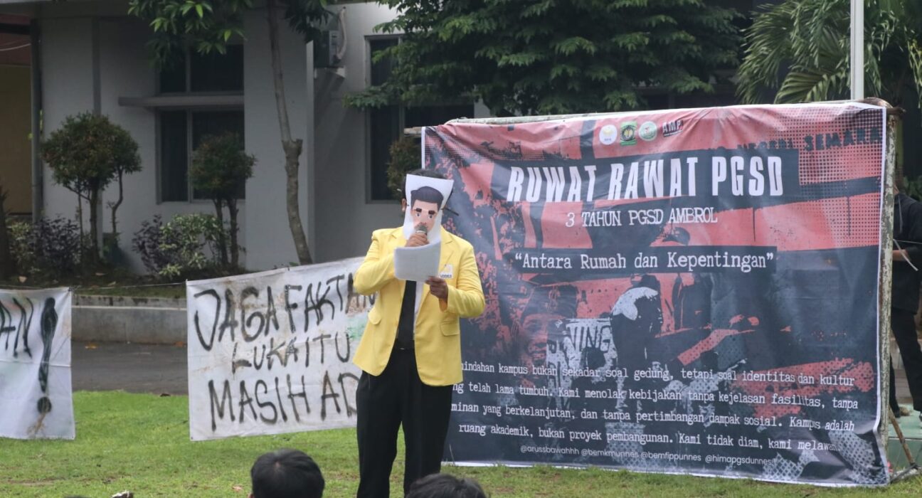 Mahasiswa Unnes sebagai narator drama panggung terbuka Ruwat Rawat PGSD pada, (23/02/2026) [Muhammad Rayhan Nova/Magang BP2M]