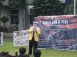 Mahasiswa Unnes sebagai narator drama panggung terbuka Ruwat Rawat PGSD pada, (23/02/2026) [Muhammad Rayhan Nova/Magang BP2M]