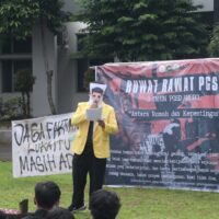 Mahasiswa Unnes sebagai narator drama panggung terbuka Ruwat Rawat PGSD pada, (23/02/2026) [Muhammad Rayhan Nova/Magang BP2M]