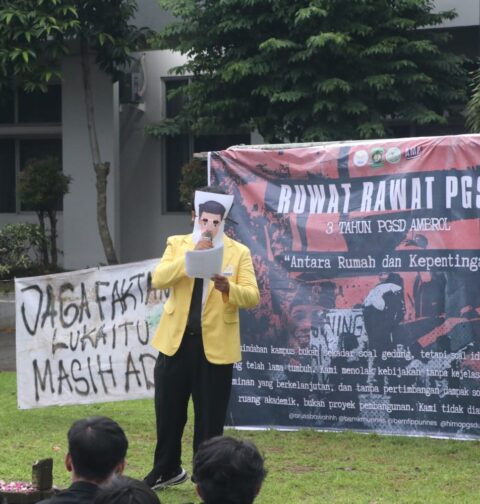 Mahasiswa Unnes sebagai narator drama panggung terbuka Ruwat Rawat PGSD pada, (23/02/2026) [Muhammad Rayhan Nova/Magang BP2M]