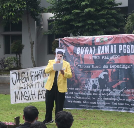 Mahasiswa Unnes sebagai narator drama panggung terbuka Ruwat Rawat PGSD pada, (23/02/2026) [Muhammad Rayhan Nova/Magang BP2M]