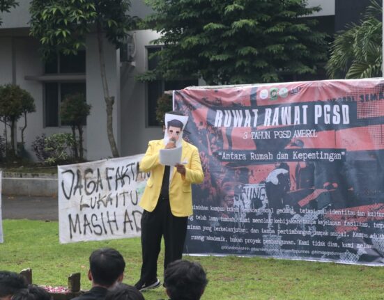 Mahasiswa Unnes sebagai narator drama panggung terbuka Ruwat Rawat PGSD pada, (23/02/2026) [Muhammad Rayhan Nova/Magang BP2M]