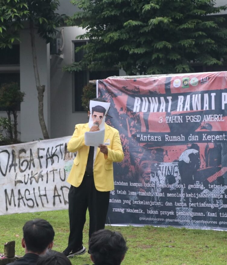 Mahasiswa Unnes sebagai narator drama panggung terbuka Ruwat Rawat PGSD pada, (23/02/2026) [Muhammad Rayhan Nova/Magang BP2M]