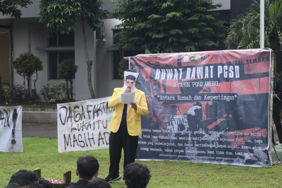Mahasiswa Unnes sebagai narator drama panggung terbuka Ruwat Rawat PGSD pada, (23/02/2026) [Muhammad Rayhan Nova/Magang BP2M]