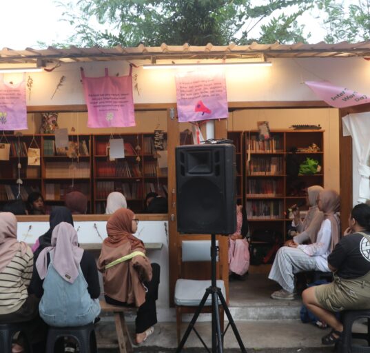 Para peserta sedang membagikan pengalaman terkait gerakan perempuan pada Sabtu (07/08/2027) [BP2M]