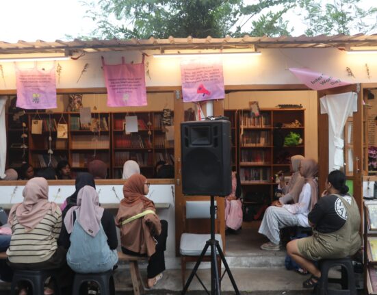 Para peserta sedang membagikan pengalaman terkait gerakan perempuan pada Sabtu (07/08/2027) [BP2M]