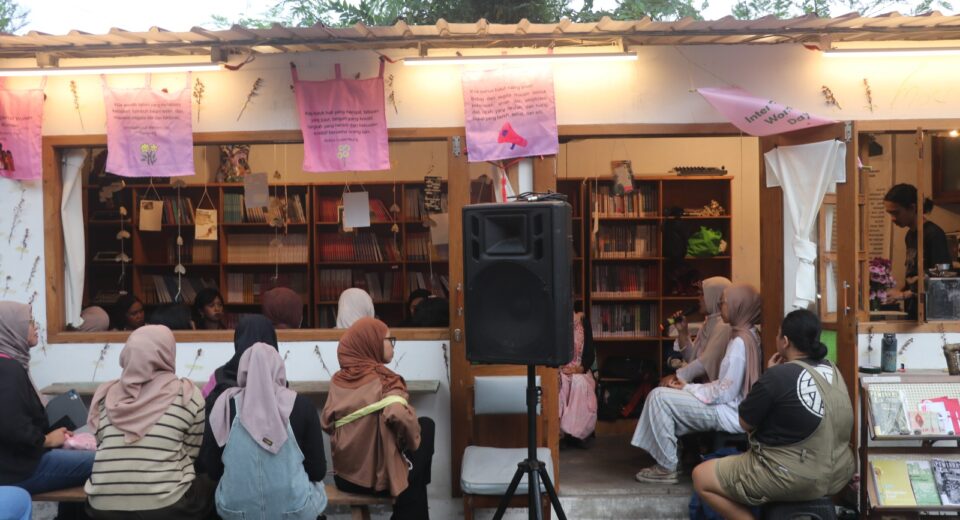 Para peserta sedang membagikan pengalaman terkait gerakan perempuan pada Sabtu (07/08/2027) [BP2M]