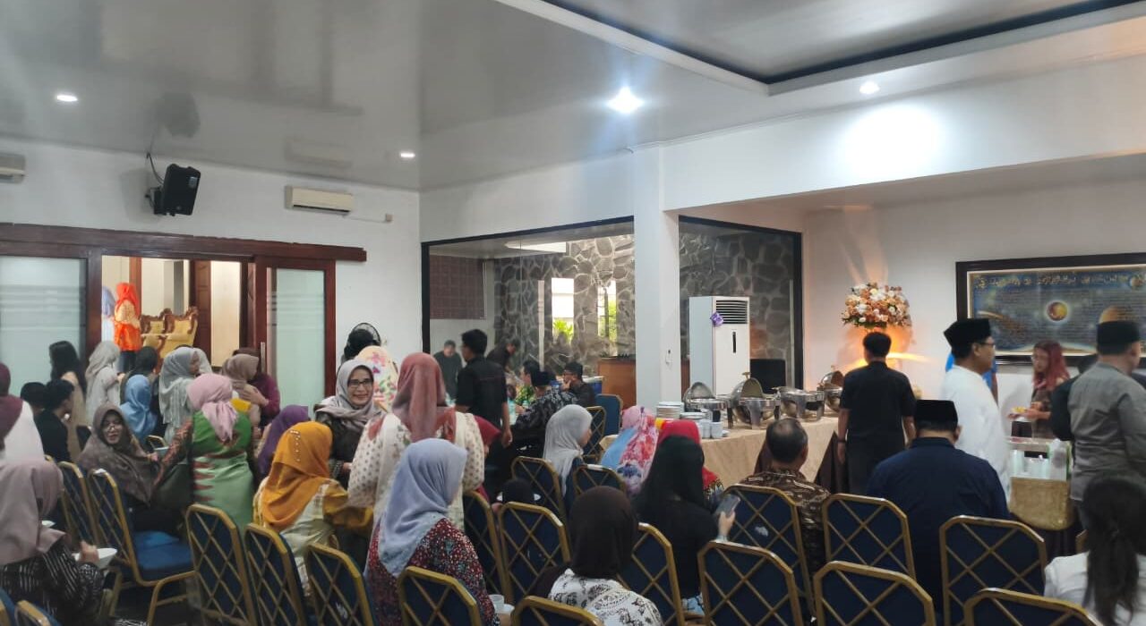 Para tamu menikmati hidangan yang disajikan di rumah dinas Rektor Unnes pada Rabu (25/03/2026) [Haidar/BP2M]