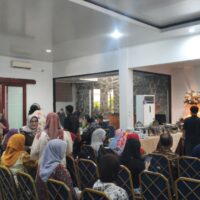 Para tamu menikmati hidangan yang disajikan di rumah dinas Rektor Unnes pada Rabu (25/03/2026) [Haidar/BP2M]