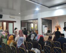 Para tamu menikmati hidangan yang disajikan di rumah dinas Rektor Unnes pada Rabu (25/03/2026) [Haidar/BP2M]