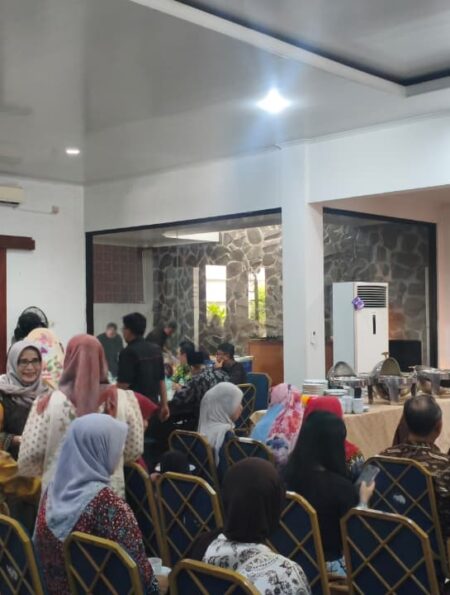 Para tamu menikmati hidangan yang disajikan di rumah dinas Rektor Unnes pada Rabu (25/03/2026) [Haidar/BP2M]