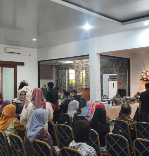 Para tamu menikmati hidangan yang disajikan di rumah dinas Rektor Unnes pada Rabu (25/03/2026) [Haidar/BP2M]
