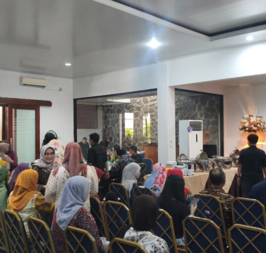 Para tamu menikmati hidangan yang disajikan di rumah dinas Rektor Unnes pada Rabu (25/03/2026) [Haidar/BP2M]