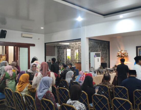 Para tamu menikmati hidangan yang disajikan di rumah dinas Rektor Unnes pada Rabu (25/03/2026) [Haidar/BP2M]