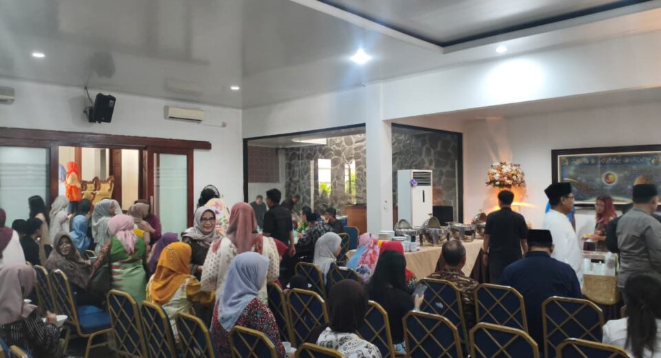 Para tamu menikmati hidangan yang disajikan di rumah dinas Rektor Unnes pada Rabu (25/03/2026) [Haidar/BP2M]