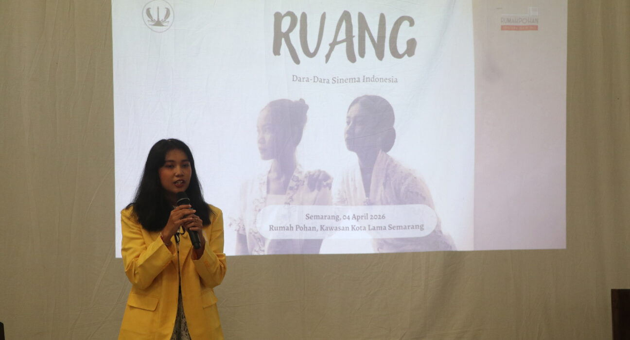 Ketua Acara Risa sedang membuka materi diskusi dalam majalah Zine Ruang, pada Sabtu (4/4/2026) [Haidar/BP2M]