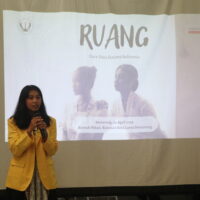 Ketua Acara Risa sedang membuka materi diskusi dalam majalah Zine Ruang, pada Sabtu (4/4/2026) [Haidar/BP2M]