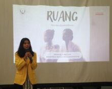 Ketua Acara Risa sedang membuka materi diskusi dalam majalah Zine Ruang, pada Sabtu (4/4/2026) [Haidar/BP2M]