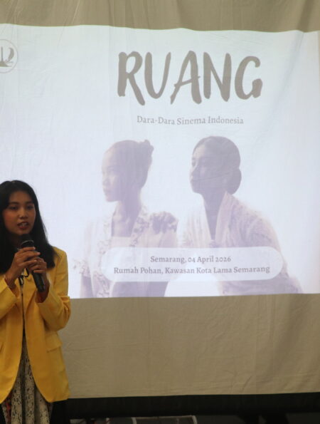 Ketua Acara Risa sedang membuka materi diskusi dalam majalah Zine Ruang, pada Sabtu (4/4/2026) [Haidar/BP2M]