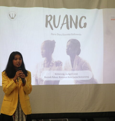 Ketua Acara Risa sedang membuka materi diskusi dalam majalah Zine Ruang, pada Sabtu (4/4/2026) [Haidar/BP2M]