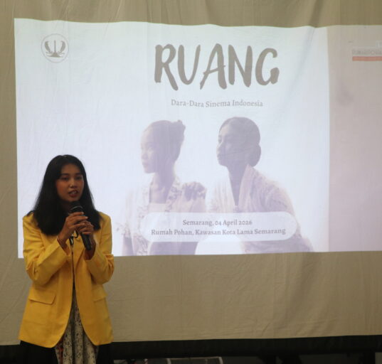 Ketua Acara Risa sedang membuka materi diskusi dalam majalah Zine Ruang, pada Sabtu (4/4/2026) [Haidar/BP2M]