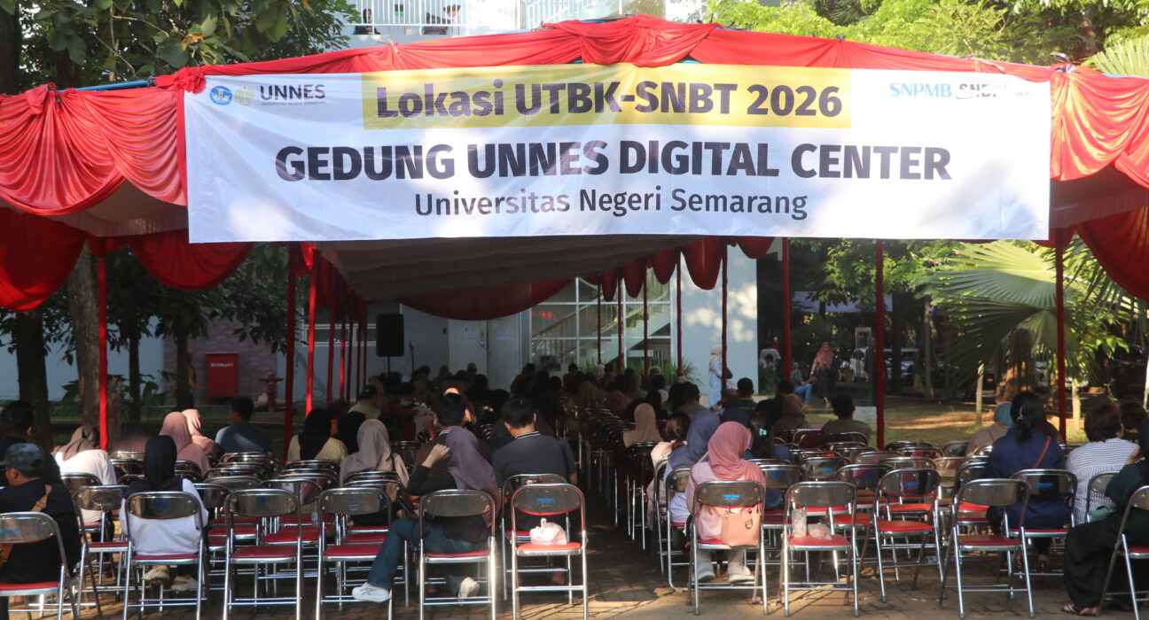 Pendamping peserta UTBK-SNBT memadati tempat tunggu di luar gedung UDC Unnes, (Kamis, 23/4/2026) [Haidar/BP2M]
