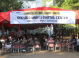 Pendamping peserta UTBK-SNBT memadati tempat tunggu di luar gedung UDC Unnes, (Kamis, 23/4/2026) [Haidar/BP2M]