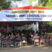 Pendamping peserta UTBK-SNBT memadati tempat tunggu di luar gedung UDC Unnes, (Kamis, 23/4/2026) [Haidar/BP2M]