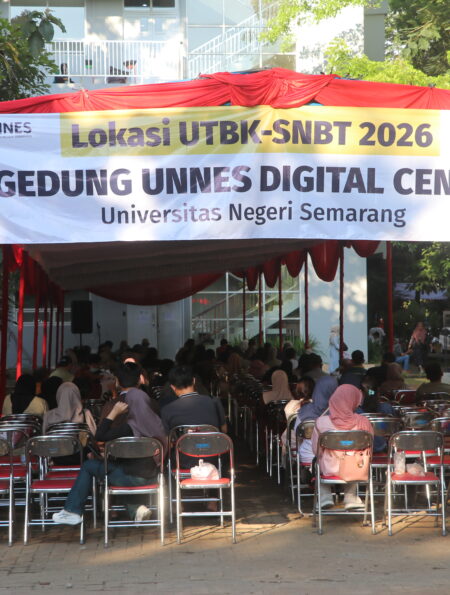 Pendamping peserta UTBK-SNBT memadati tempat tunggu di luar gedung UDC Unnes, (Kamis, 23/4/2026) [Haidar/BP2M]