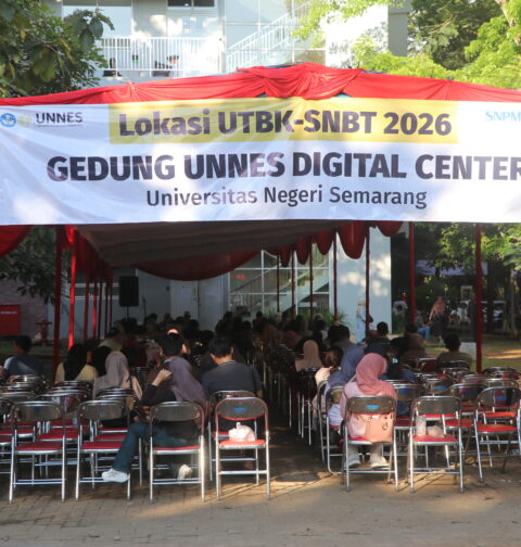 Pendamping peserta UTBK-SNBT memadati tempat tunggu di luar gedung UDC Unnes, (Kamis, 23/4/2026) [Haidar/BP2M]