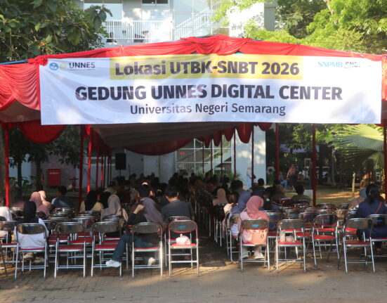 Pendamping peserta UTBK-SNBT memadati tempat tunggu di luar gedung UDC Unnes, (Kamis, 23/4/2026) [Haidar/BP2M]