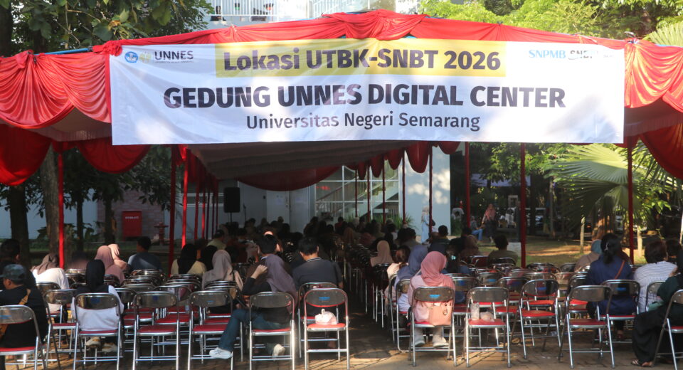 Pendamping peserta UTBK-SNBT memadati tempat tunggu di luar gedung UDC Unnes, (Kamis, 23/4/2026) [Haidar/BP2M]