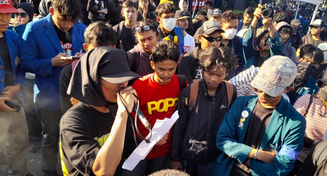 Salah satu massa aksi demo buruh sedang membacakan tuntutan di depan Kantor Gubernur Jawa Tengah, Jumat (01/05/2026) [Husain/BP2M]