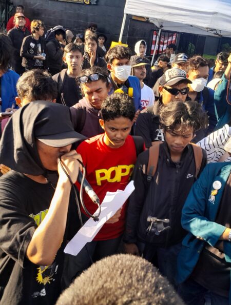 Salah satu massa aksi demo buruh sedang membacakan tuntutan di depan Kantor Gubernur Jawa Tengah, Jumat (01/05/2026) [Husain/BP2M]