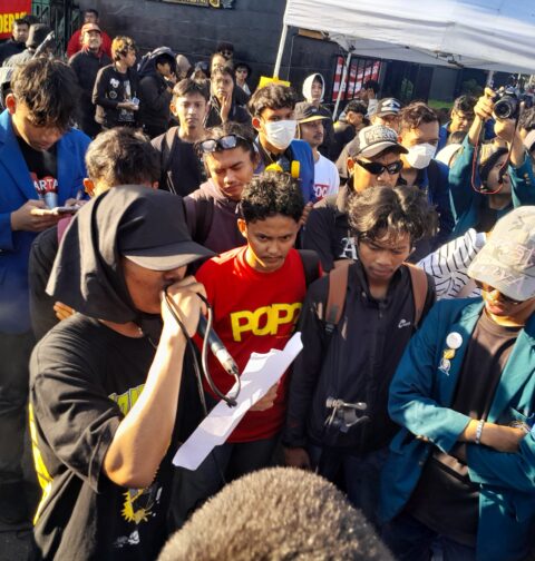 Salah satu massa aksi demo buruh sedang membacakan tuntutan di depan Kantor Gubernur Jawa Tengah, Jumat (01/05/2026) [Husain/BP2M]