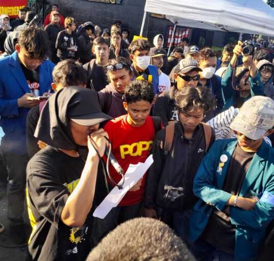 Salah satu massa aksi demo buruh sedang membacakan tuntutan di depan Kantor Gubernur Jawa Tengah, Jumat (01/05/2026) [Husain/BP2M]