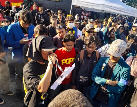 Salah satu massa aksi demo buruh sedang membacakan tuntutan di depan Kantor Gubernur Jawa Tengah, Jumat (01/05/2026) [Husain/BP2M]