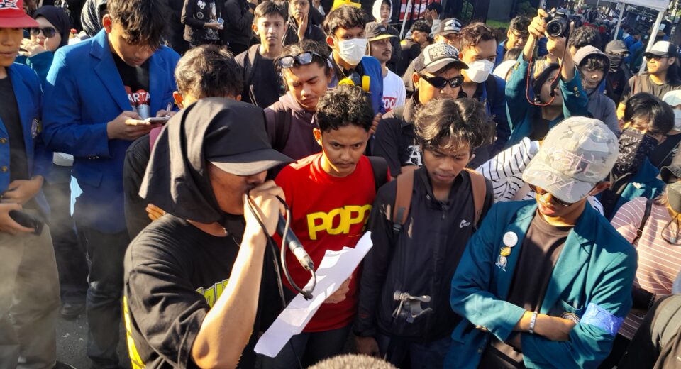 Salah satu massa aksi demo buruh sedang membacakan tuntutan di depan Kantor Gubernur Jawa Tengah, Jumat (01/05/2026) [Husain/BP2M]