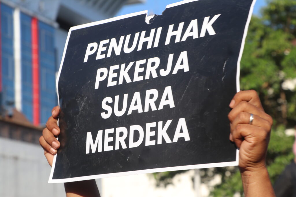 Selebaran tuntutan dari massa aksi yang menyerukan keresahannya pada pemerintah, Jumat (01/05/2026) [Abdul/BP2M]