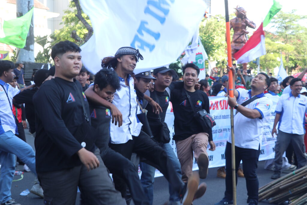 Massa yang sedang bernyanyi dan berjoget di tengah-tengah aksi, Jumat (01/05/2026) [Abdul/BP2M]