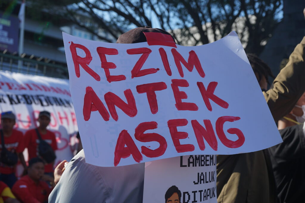 Pesan dari massa aksi yang menyuarakan kritik terhadap pemerintah yang dinilai terlalu berpihak pada kepentingan asing, Jumat (01/05/2026) [Tia/BP2M