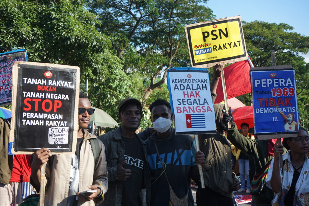 Massa aksi yang berasal dari Papua membawa beberapa poster berisi desakan  atas hak dan keadilan di tanah Papua, Jumat (01/05/2026) [Tia/BP2M]
